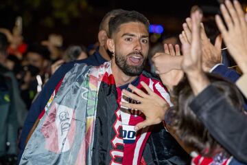 Seguidores y jugadores del Atltico celebran LaLiga