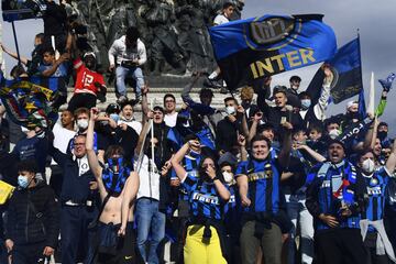 Cientos de personas, sin ninguna distancia de seguridad, celebran en la Piazza Duomo de Milán el campeonato de la liga italiana.