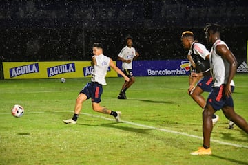 Colombia entrenó por última vez en la sede deportiva de Barranquilla antes de enfrentar este viernes a Venezuela por la primera fecha de las eliminatorias. Carlos Queiroz ultimó detalles tácticos para el partido y se vio a todos los jugadores bastante activos. Probaron definición, centros y defensa durante la jornada. 