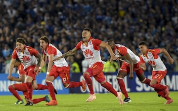 El Campín volvió a ser el escenario de un clásico histórico. Santa Fe y Millonarios tuvieron que irse hasta los penales para definir el clasificado a los cuartos de final de la Copa Sudamericana, serie en la que ganó el equipo cardenal.