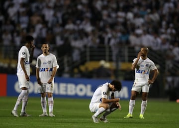 El partido entre Santos e Independiente fue suspendido a pocos minutos de final por incidentes en las tribunas del Pacaembú cuando el juego iba 0-0. Este resultado le da la clasificación a Independiente a los cuartos de final de la Copa Libertadores luego de la decisión de la Conmebol de otorgarle el triunfo 3-0 en la ida por la mala inclusión del uruguayo Carlos Sánchez.