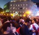 Banderazo de los hinchas de River en la Plaza Sol de Madrid