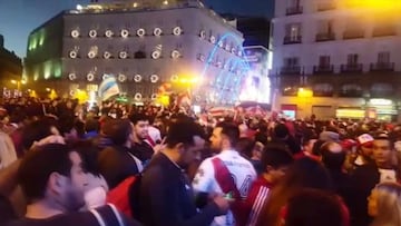 Banderazo de los hinchas de River en la Plaza Sol de Madrid