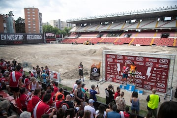 El podio, dentro de un estadio de Vallecas en obras.