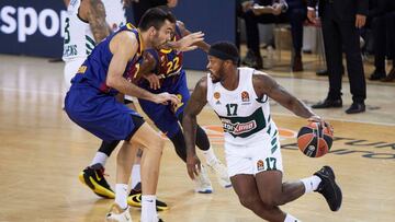 GRAF1337. BARCELONA, 15/10/2020.- El ala p&iacute;vot del Bar&ccedil;a Pierre Oriola (i) defiende al base estadounidense del Panathinaikos Marcus Foster durante el partido de Euroliga que se disputa este jueves en el Palau Blaugrana. EFE/Alejandro Garc&iacute;a