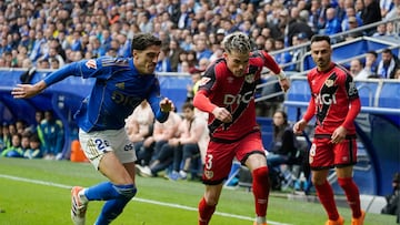 OVIEDO, 23/11/2025.- El jugador del Rayo Vallecano Pep Chavarría (c) lucha por el balón con el jugador del Real Oviedo Nacho Vidal (i) durante el partido de LaLiga entre el Oviedo y el Rayo Vallecano este domingo en el estadio Carlos Tartiere de la capital asturiana. EFE/ Paco Paredes