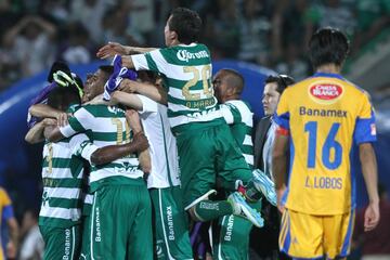 La ida terminó 1-1 y Santos se llevó ligera ventaja por su posición en la tabla. En la vuelta, los universitarios se adelantaron 2-0, gracias a doblete de Mancilla. Lucas Lobos tuvo en los minutos finales el que sentenciaba a los de La Comarca, pero falló con el arco abierto. Oribe Peralta apreció al 86’ y 89’ para igualar el global y así avanzar a la Final, en la que lograron su cuarto título.
