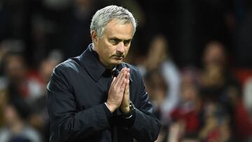 El gesto de Mourinho pidiendo perdón a la afición del United