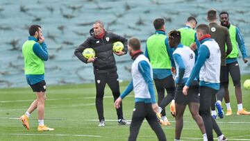 Garitano con sus hombres en Lezama.