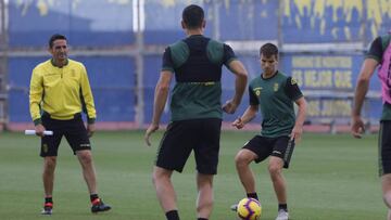 Ruiz de Galarreta toca el balón en un entrenamiento de la Unión Deportiva Las Palmas.