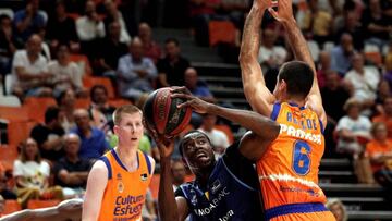 GRAFCVA8030. VALENCIA, 26/09/2019.- El alero del Valencia Basket, Alberto Abalde, defiende al pivot senegalés del MoraBanc Andorra, Moussa Diagne, durante el primer partido de la Liga Endesa disputado esta tarde en el pabellón de la Fuente de San Luis de València. EFE/Manuel Bruque