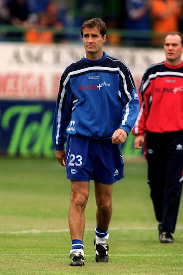 Su última temporada en el fútbol español la jugó como cedido en el Deportivo Alavés, equipo en el que logró cinco tantos y coincidió con otros grandes delanteros como Julio Salinas o Javi Moreno.