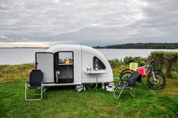 La 'bicicaravana' Wide Patch Camper reduce sus dimensiones a pr¨¢cticamente la mitad para circular. Pesa unos 40kg sin equipamiento y tiene capacidad para 2 personas. Ronda los 4.000 euros.