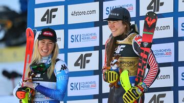 La canadiense Laurence St-Germain celebra su victoria en eslalon gigante de la Copa del Mundo. La estadounidense Mikaela Shiffrin en segundo lugar.