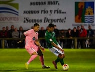 Mihailo Ristic, defensa del Celta, presiona a un rival durante la eliminatoria de la Copa del Rey contra el Puerto de Vega.