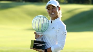 La golfista estadounidense Danielle Kang posa con el título de campeona del LPGA Drive On Championship en el Inverness Clubde Toledo, Ohio.