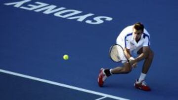 El tenista español Marcel Granollers golpea la bola durante su partido de la segunda ronda del torneo de Sydney.