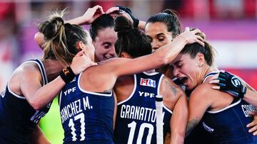 TARRASA, 13/07/2022.- Las jugadora de la selección de Argentina celebran el gol de la victoria durante el encuentro de cuartos de final del mundial de hockey hierba entre Argentina e Inglaterra, disputado este miércoles en el estadio Olímpico de Tarrasa. EFE/ Enric Fontcuberta