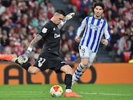 El jugador de la Real Sociedad Carlos Soler va a presionar al portero del Athletic Álex Padilla en el derbi de San Mamés de semifinales de Copa del Rey.