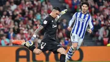 El jugador de la Real Sociedad Carlos Soler va a presionar al portero del Athletic Álex Padilla en el derbi de San Mamés de semifinales de Copa del Rey.