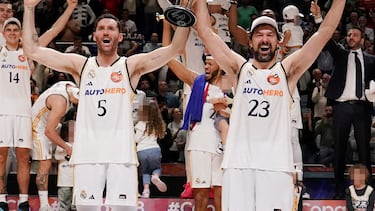 Los capitanes del Real Madrid, Rudy Fernández y Sergio Llull, levantan el trofeo de la Copa del Rey.