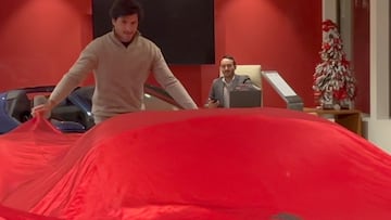 ¡Llegó Navidad! El regalo de despedida de Ferrari a Carlos Sainz