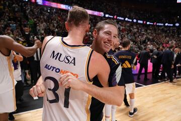 Dzanan Musa y Fabien Causeur se abrazan tras conseguir la victoria 96-85 ante el Barcelona.