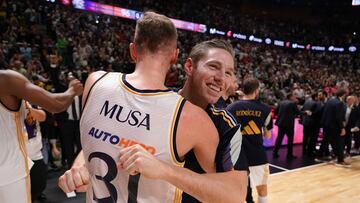 Musa y Causeur, abrazados después de la conquista del último título de Liga del Real Madrid.