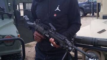 Ray Allen, con una ametralladora, en la base militar de Adana (Turquía).
