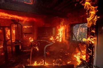 El incendio de Palisades quema una residencia en el vecindario de Pacific Palisades en Los ?ngeles.