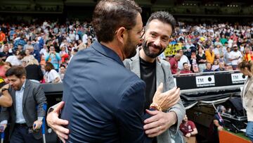 VALENCIA, 10/05/2025.- Los entrenadores del Valencia y del Getafe, Carlos Corberán (d) y José Bordalás (i), respectivamente, se saludan antes del partido de LaLiga EA Sports disputado este sábado en el Estadio de Mestalla en Valencia. EFE/Ana Escobar