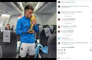 Argentina disfruta de la Copa del Mundo en el avión de vuelta a casa