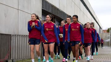 El Barcelona Femenino acude a un entrenamiento.