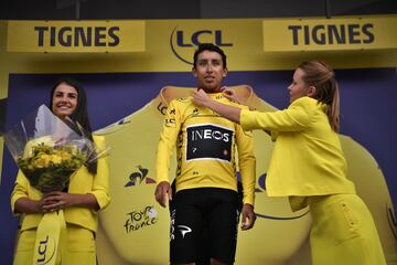 Egan Bernal se convirtió en el tercer colombiano de toda la historia en vestir el Mailot amarillo. Emotivo momento del nacido en Zipaquirá. 