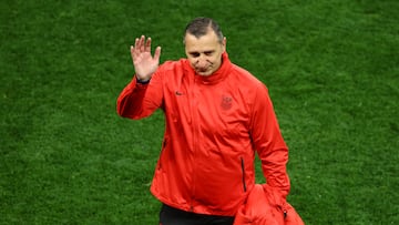 El entrenador Vlatko Adonovski tiene un pie fuera de la selección femenil de Estados Unidos después del fracaso en la Copa del Mundo del 2023.