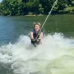 Tortazo viral de Miley Cyrus practicando wakesurf