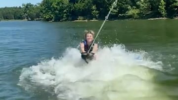 Tortazo viral de Miley Cyrus practicando wakesurf