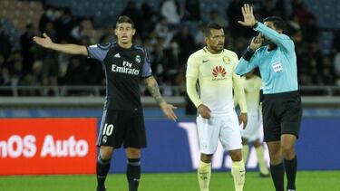 El árbitro Enrique Cáceres pide la revisión del gol de Cristiano Ronaldo ante el América en el Mundial de Clubes.