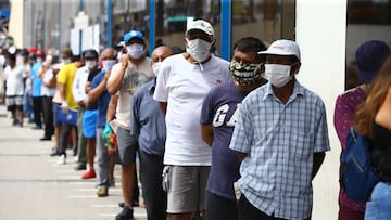 Un grupo de personas hace cola en una sucursal bancaria en un distrito de Lima para recibir el subsidio de 380 soles (90 euros) que otorga el Gobierno de Per&uacute; durante la crisis de la pandemia.
 21/09/2020