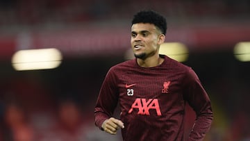 Luis Díaz calentando antes de un partido con Liverpool por Premier League.