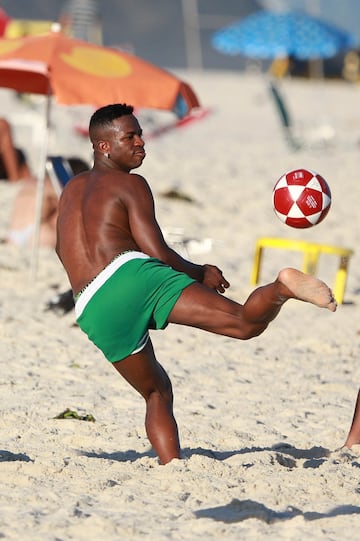 Vinicius disfruta de sus vacaciones en las playas de Río