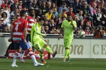 El delantero argentino del Barcelona Lionel Messi junto a su compañero, el defensa brasileño Dani Alves, ante el centrocampista del Granada Fran Rico, durante el partido de la vigésima quinta jornada de Liga de Primera División que se juega hoy en el estadio Nuevo Los Cármenes de Granada.