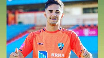 El madridista &Aacute;lvaro Mart&iacute;n posa con la camiseta de su nuevo equipo, el HNK Sibenik de la Primera Croata. 