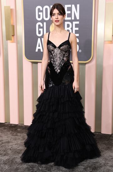 Daisy Edgar-Jones a su paso por la alfombra roja de los Globos de Oro.