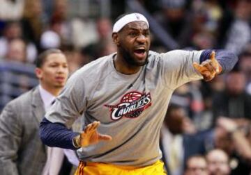 LeBron James sufrió en el banquillo.