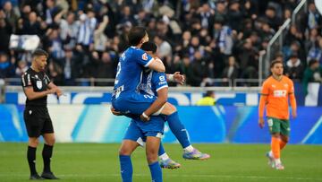 VITORIA, 14/05/2025.- Jugadores del Alavés celebran la victoria al término del partido de la jornada 36 de LaLiga EA Sports que Deportivo Alavés y Valencia CF han disputado este miércoles en el estadio de Mendizorrotza, en Vitoria. EFE/Adrián Ruiz Hierro