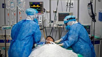 Nurses check the intubation of a COVID-19 patient at the Intensive Care Unit of the Alberto Sabogal Sologuren Hospital, in Lima, on July 02, 2020, amid the new coronavirus pandemic. (Photo by ERNESTO BENAVIDES / AFP)