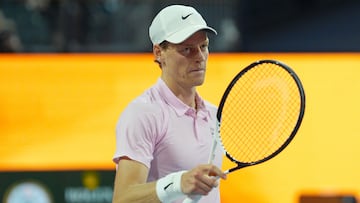 AME6923. MIAMI (ESTADOS UNIDOS), 23/03/2026.- El italiano Jannik Sinner reacciona frente al francés Corentin Moutet este lunes, durante un partido de la ronda de 32 del Masters de Miami (Estados Unidos). EFE/ Alberto Boal