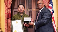 Gervonta Davis recibe la llave de la ciudad de Baltimore.