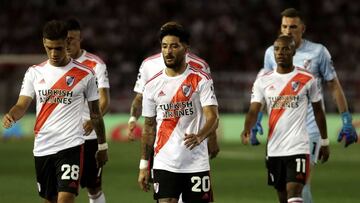 River Plate&#039;s footballers leave the field at the end of the first half of their Argentina First Division 2019 Superliga Tournament football match against San Lorenzo at El Monumental stadium, in Buenos Aires, on December 8, 2019. (Photo by ALEJANDRO PAGNI / AFP)